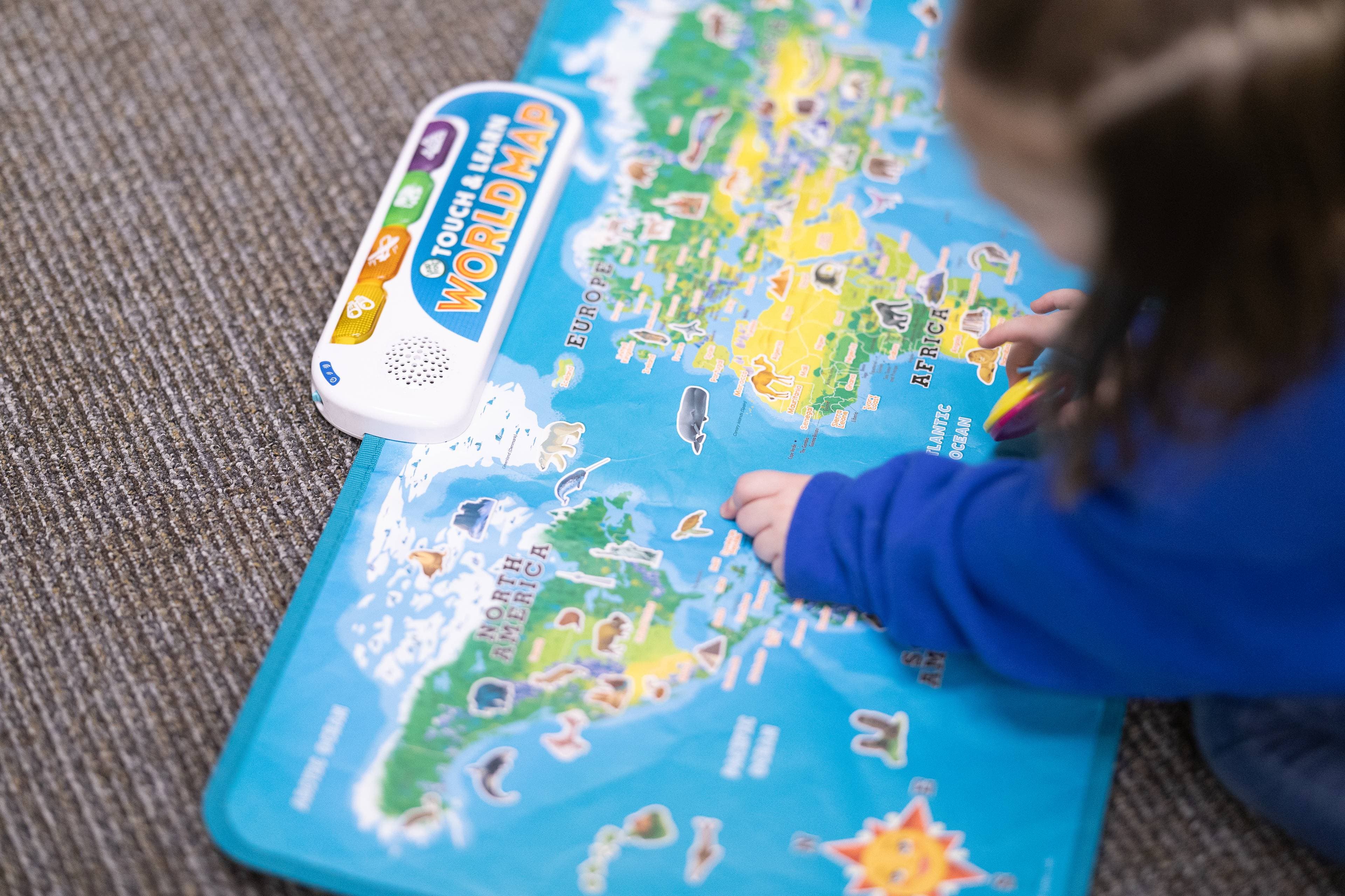 Children playing with educational toys in a Mindcolor therapy classroom